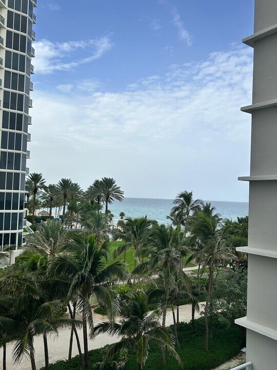 19201 Collins Ave in Sunny Isles Beach, FL - Building Photo