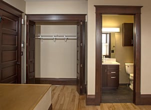 320A E 4th St-Unit -302 in Waterloo, IA - Building Photo - Building Photo