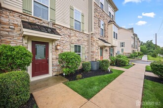 102 Bayside Ct in South Amboy, NJ - Building Photo - Building Photo