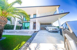 7520 W Treasure Dr in North Bay Village, FL - Building Photo