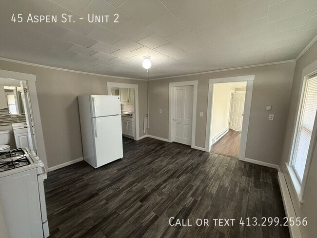 45 Aspen St in Ware, MA - Foto de edificio - Building Photo