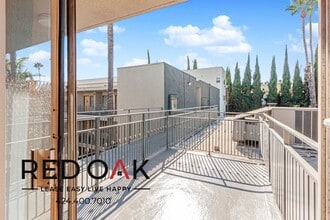 20200 Sherman Way in Los Angeles, CA - Foto de edificio - Building Photo