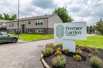 Premier Garden Apartments in Barberton, OH - Foto de edificio - Building Photo