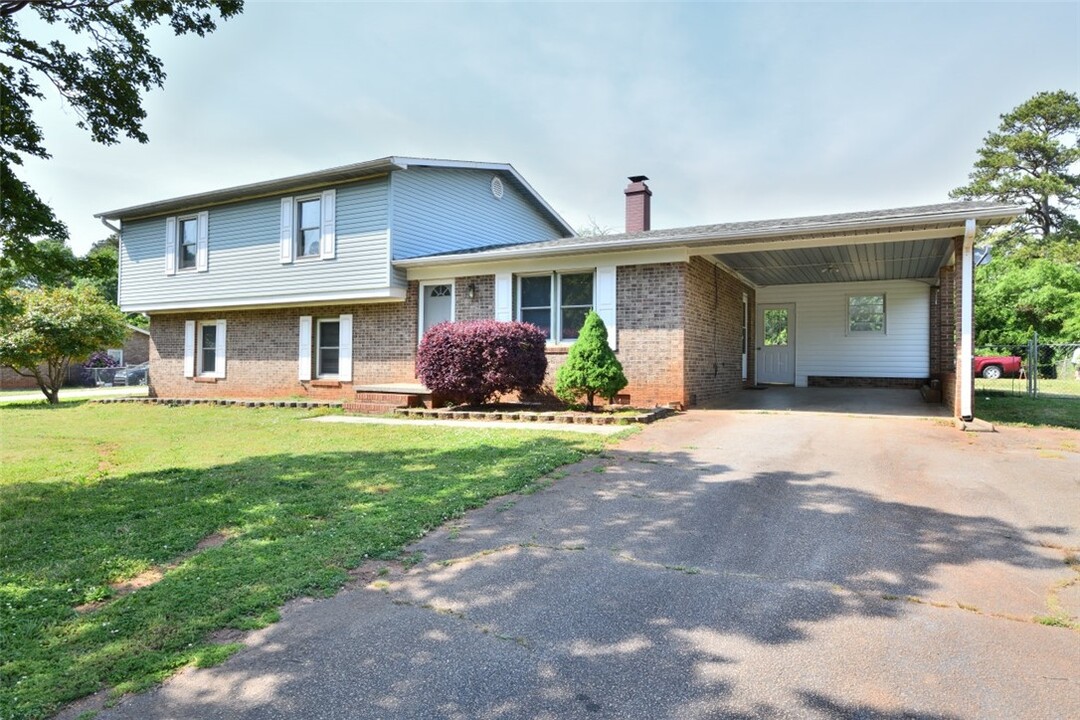 102 Meadow Dr in Seneca, SC - Building Photo