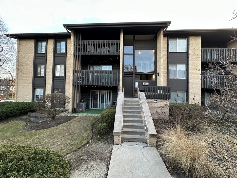 6165 Knoll Wood Rd in Willowbrook, IL - Building Photo