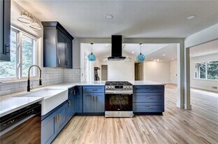 6085 Glenridge Dr in Atlanta, GA - Building Photo