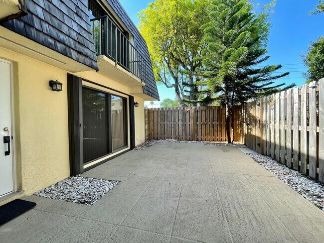 221 Lake Arbor Dr in Palm Springs, FL - Building Photo - Building Photo
