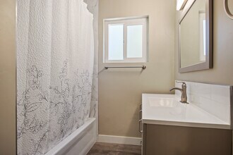 11016 Kittridge St in North Hollywood, CA - Foto de edificio - Building Photo