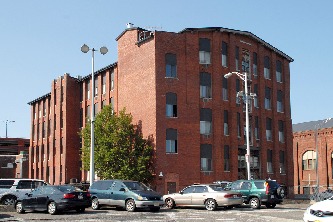 2 Broadway in Paterson, NJ - Foto de edificio