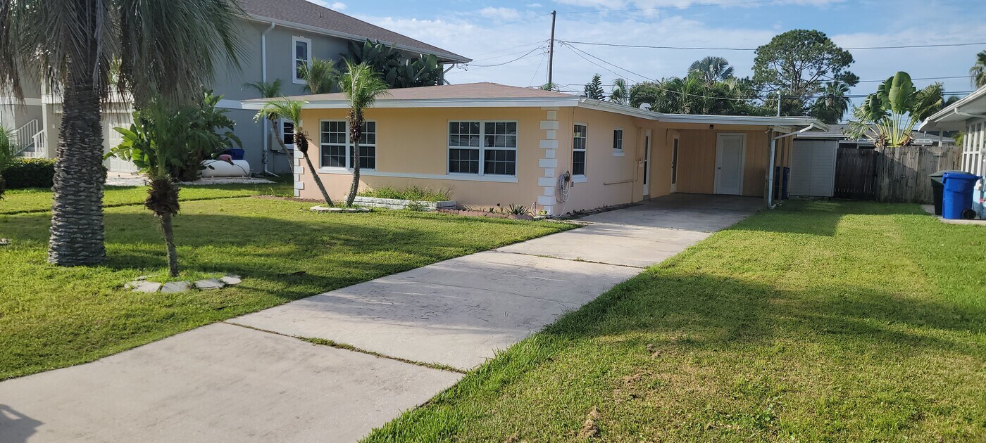 571 Trade Winds Dr in Dunedin, FL - Foto de edificio