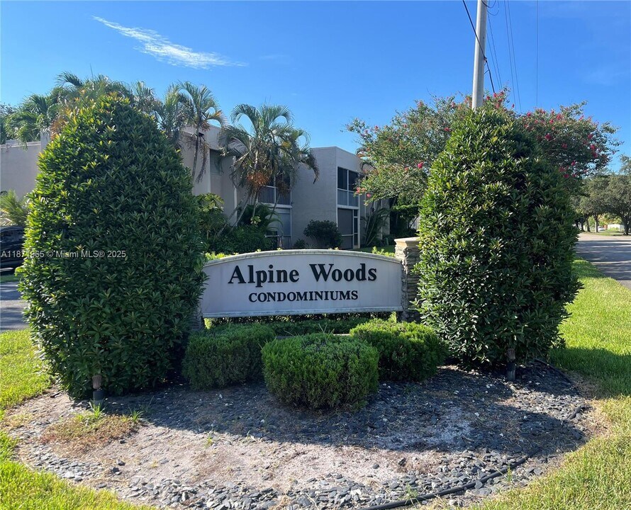 8507 Old Country Manor in Davie, FL - Building Photo