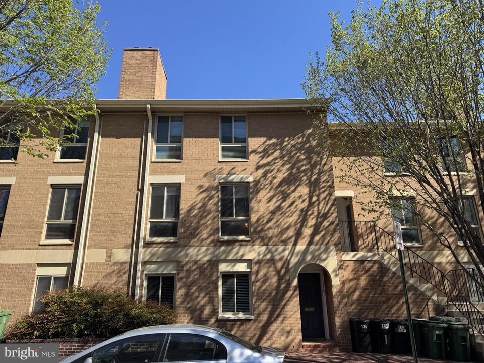 136 W Barre St-Unit -R in Baltimore, MD - Building Photo