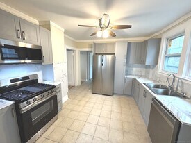 18 Richmond Pl in Stamford, CT - Building Photo