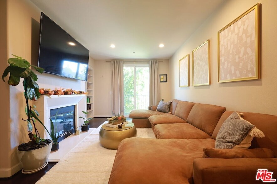 14412 Killion St in Los Angeles, CA - Building Photo