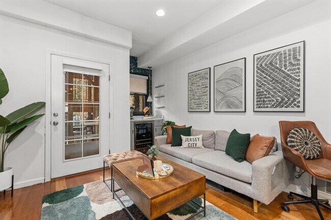 447 Pavonia Ave in Jersey City, NJ - Building Photo - Building Photo