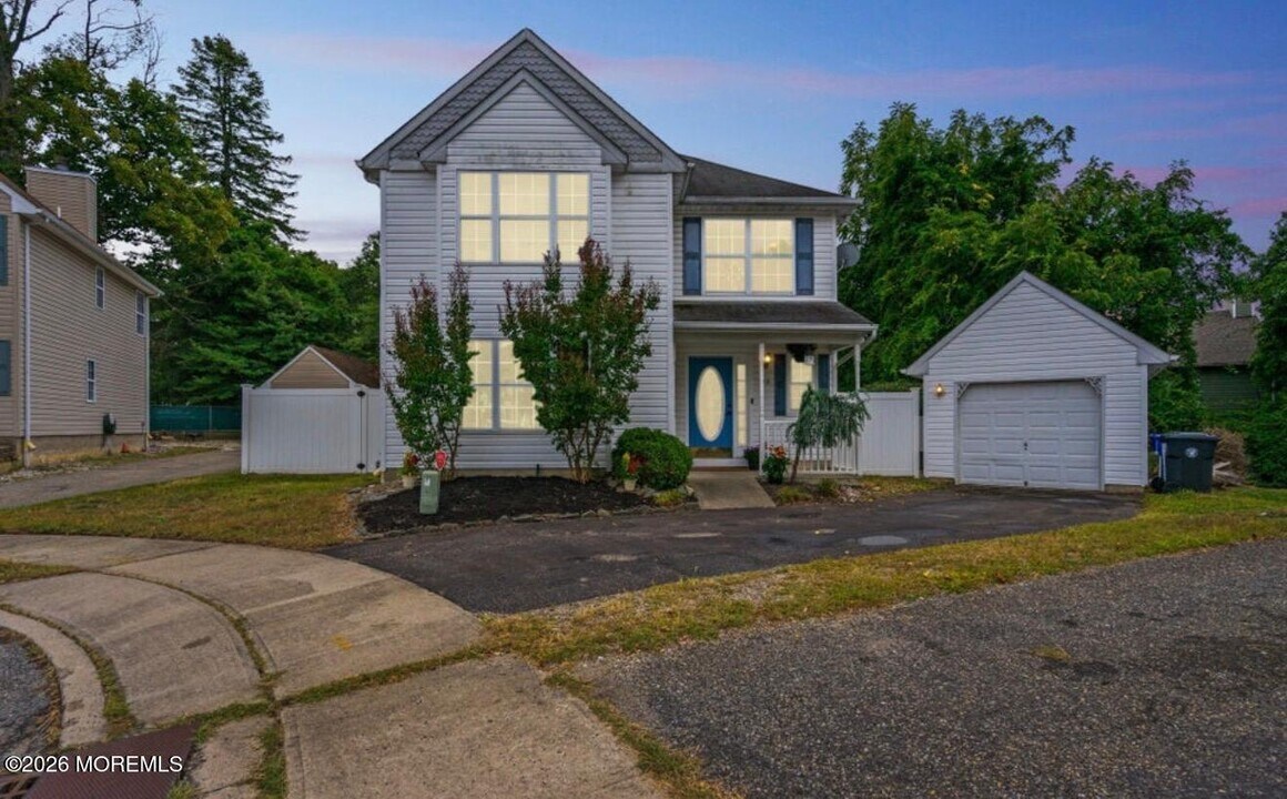 146 Hamlet Ct in Toms River, NJ - Building Photo