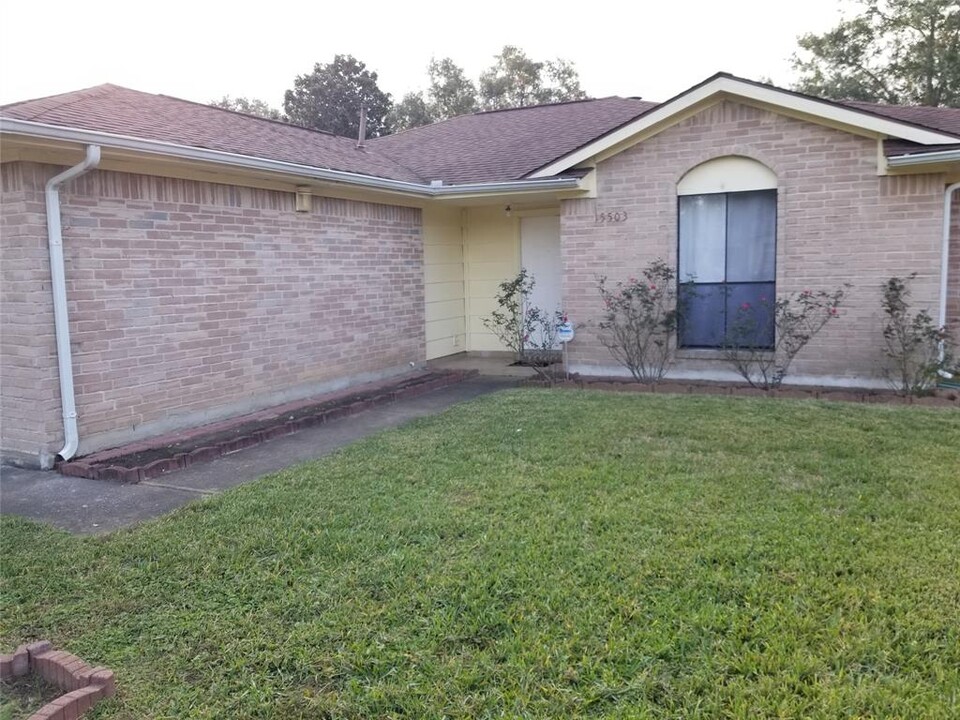 15503 Beechnut St in Houston, TX - Building Photo