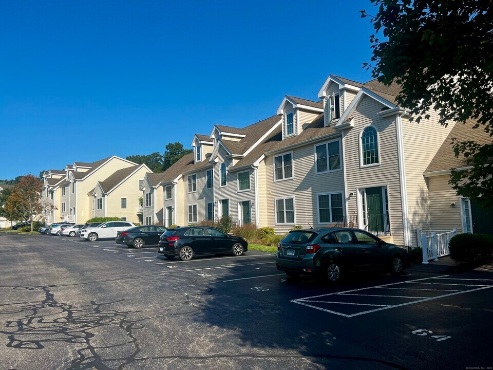 15 Freedom Way in East Lyme, CT - Building Photo
