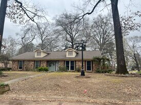 30 Broadmoor Dr in Texarkana, AR - Building Photo