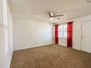 921 Van Horn St in Iowa Park, TX - Foto de edificio - Building Photo