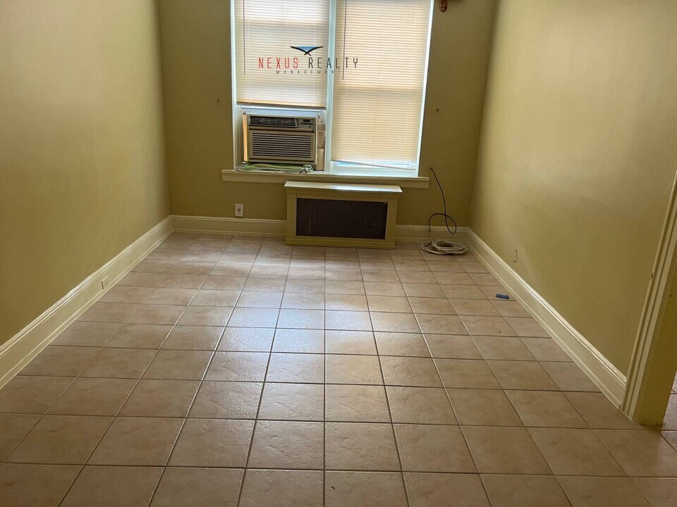 44-06 31st Ave in Queens, NY - Building Photo