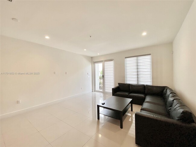 6415 NW 102nd Path, Unit 106 in Doral, FL - Building Photo - Building Photo