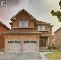 110 Deerwood Crescent in Richmond Hill, ON - Building Photo