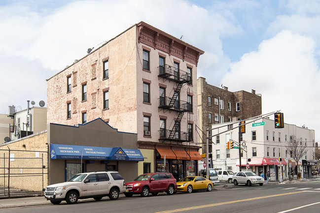 681 Montgomery St in Jersey City, NJ - Building Photo - Building Photo