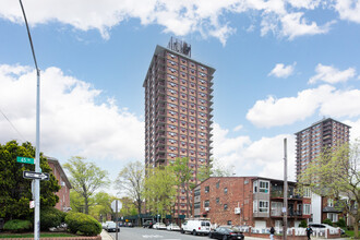 Electchester Towers East in Fresh Meadows, NY - Building Photo - Building Photo