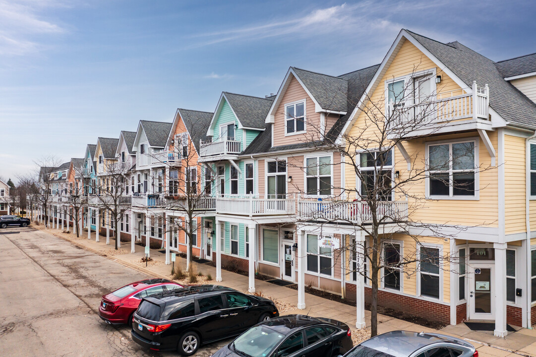 1719 Town Center St in Aurora, IL - Building Photo