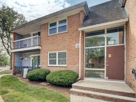 807 Eves Dr, Unit 3P in Hillsborough, NJ - Building Photo