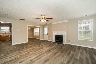 208 Arbor Creek Dr in Dallas, GA - Foto de edificio - Building Photo