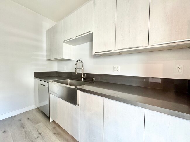 141 N Swall Dr in West Hollywood, CA - Building Photo - Building Photo