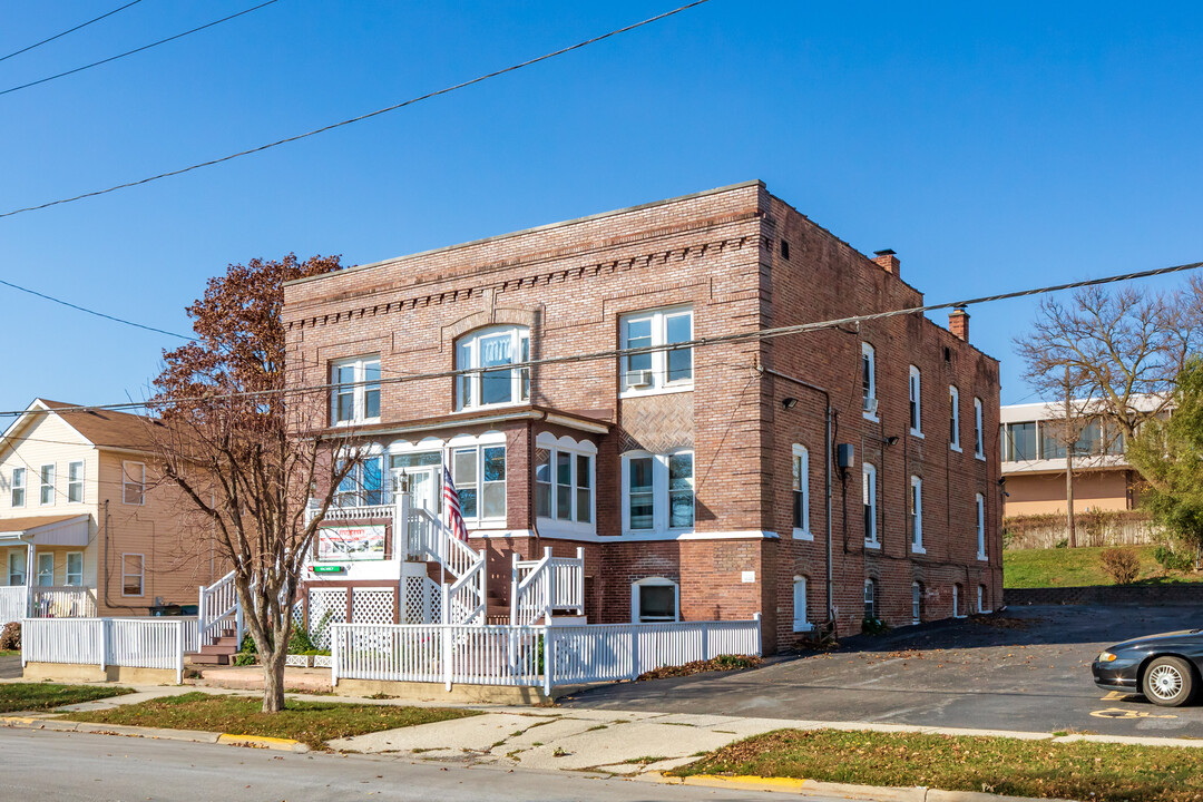 Fox River Hotel in Aurora, IL - Building Photo