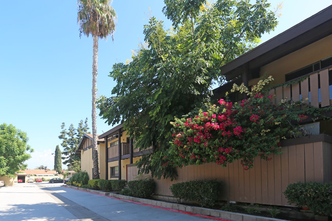 Almont Apartments in Anaheim, CA - Building Photo - Building Photo