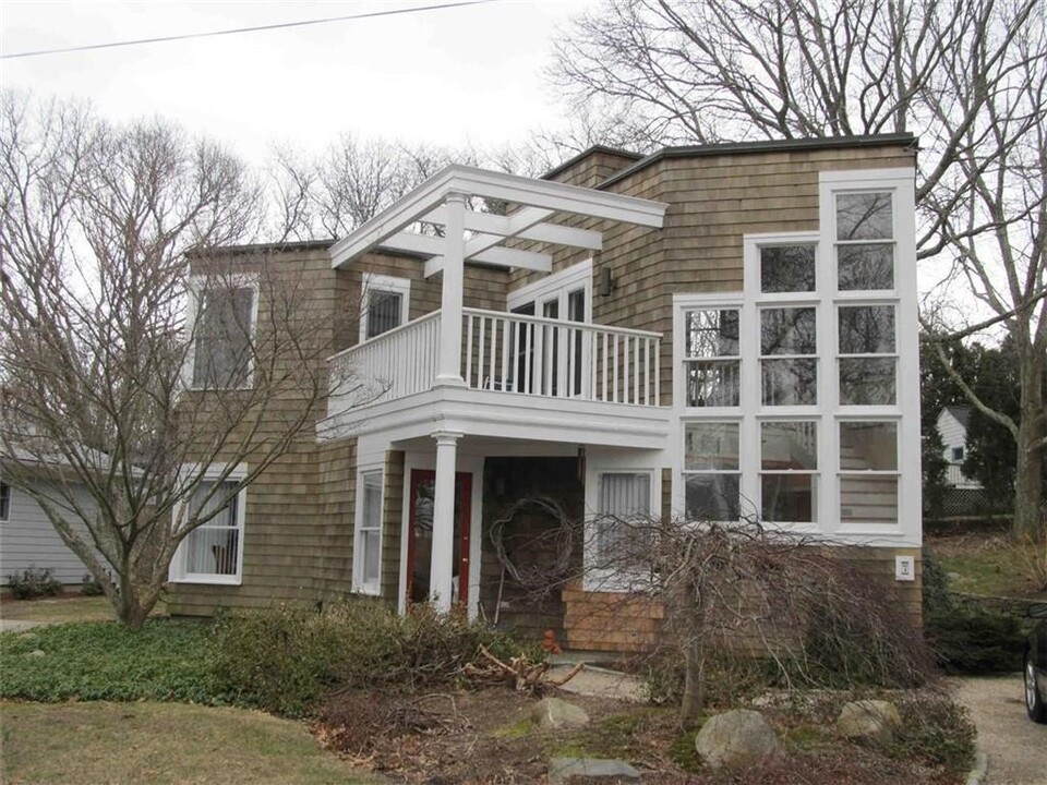 7 Spring St in Narragansett, RI - Building Photo