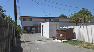 11136 Mcgirk Ave in El Monte, CA - Foto de edificio - Building Photo