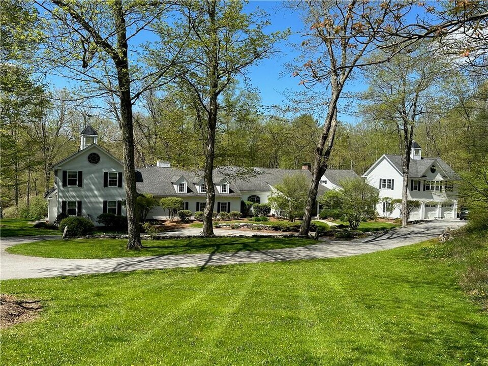 259 Woodstock Rd in Millbrook, NY - Building Photo