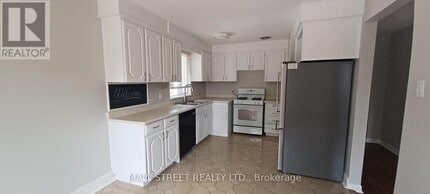 10 Kemano Rd in Aurora, ON - Building Photo - Building Photo