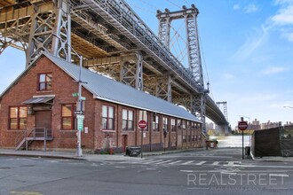 349-351 Kent Ave in Brooklyn, NY - Building Photo - Floor Plan