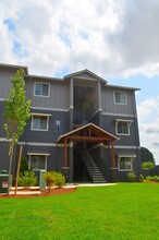 Silverplace Apartments in Silverton, OR - Foto de edificio - Building Photo