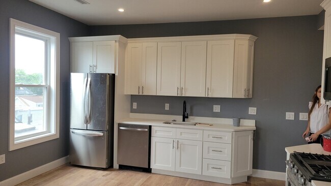 341 Cambridge St, Unit 2 in Cambridge, MA - Building Photo - Building Photo