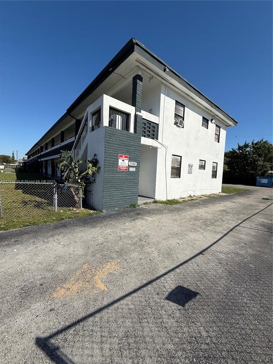 7155 NW 17th Ave in Miami, FL - Building Photo