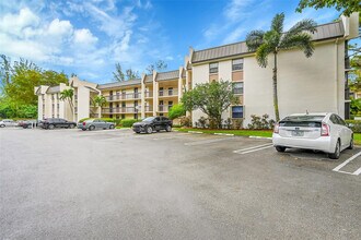 8415 Forest Hills Dr in Coral Springs, FL - Building Photo - Building Photo