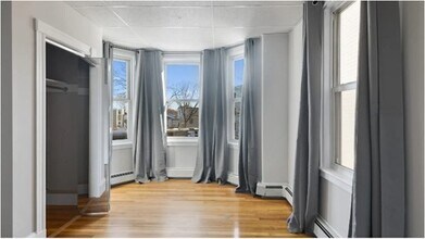 823 Dorchester Ave in Boston, MA - Foto de edificio - Building Photo