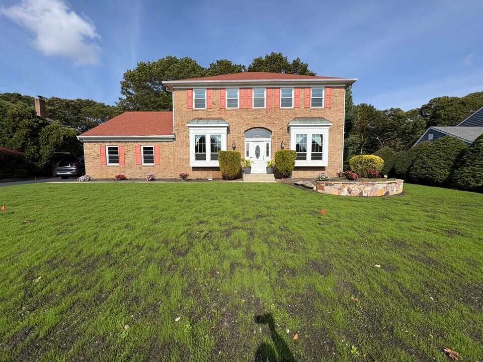 7 Timber Ridge Dr in Hauppauge, NY - Building Photo