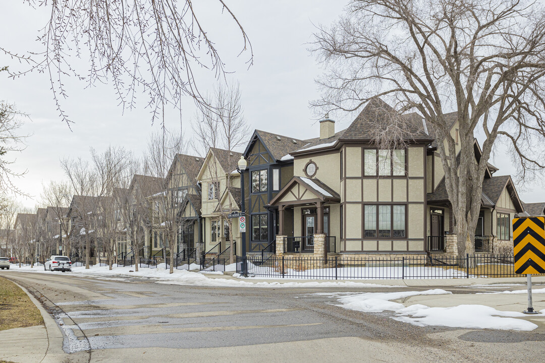 2817 Dallaire Av SW in Calgary, AB - Building Photo