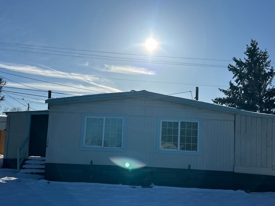 130 Jefferson Ave in Metolius, OR - Building Photo