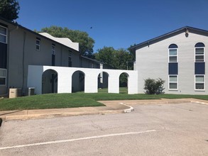 Norman Creek in Norman, OK - Foto de edificio - Building Photo