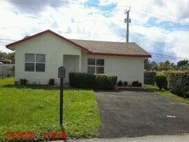 9808 NW 70th St in Tamarac, FL - Building Photo